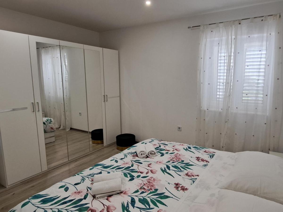 Apartmani Pina 2 Kastela Bagian luar foto